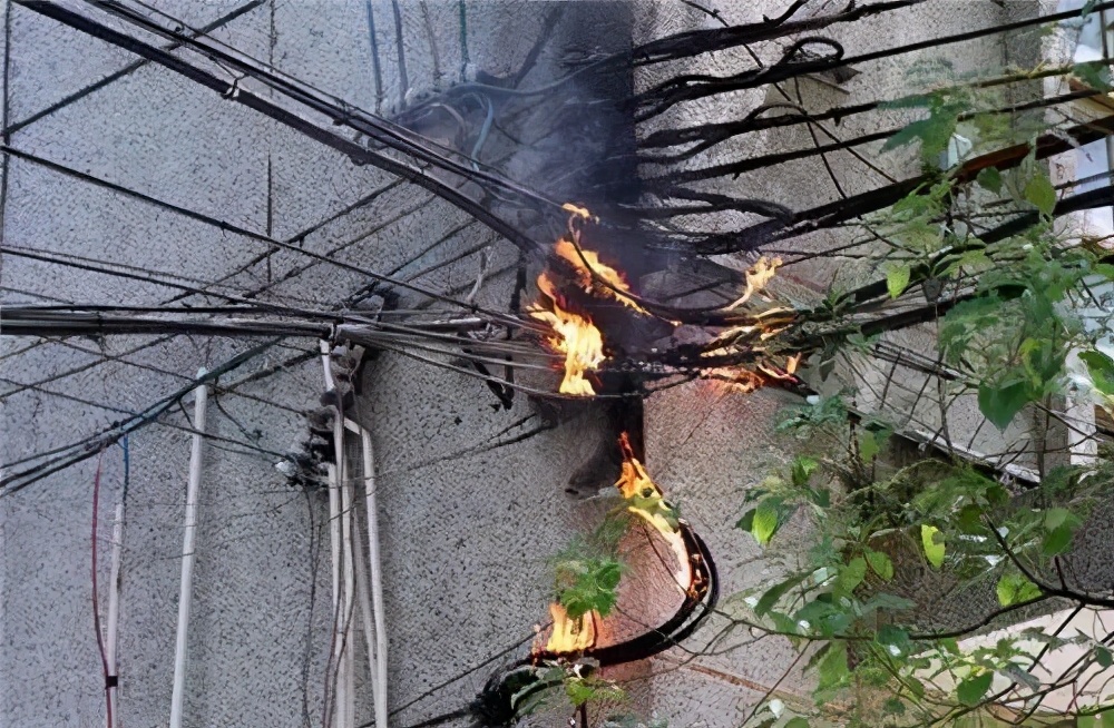 吓人！江西街头一高压线起火，火花四溅，直击现场