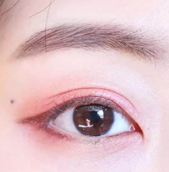 韩系妆容眼妆粉色,韩系桃花妆眼妆教程