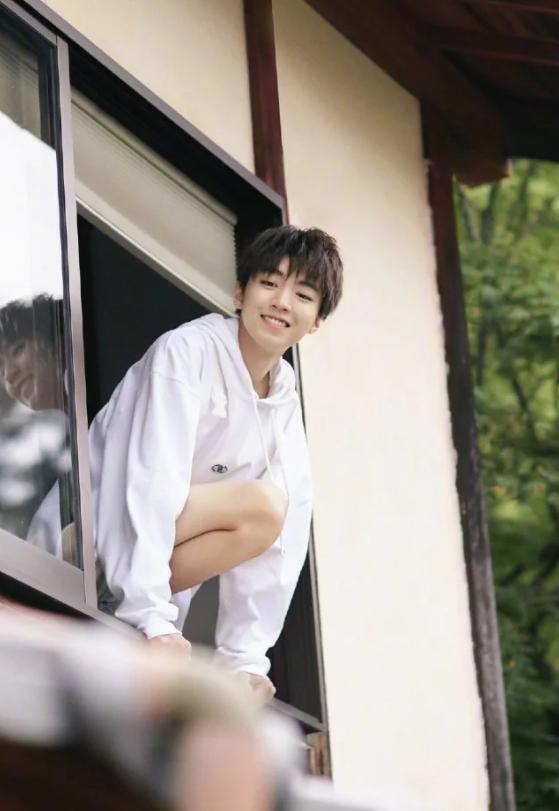 王俊凯穿长袜的照片,王俊凯靴子写真