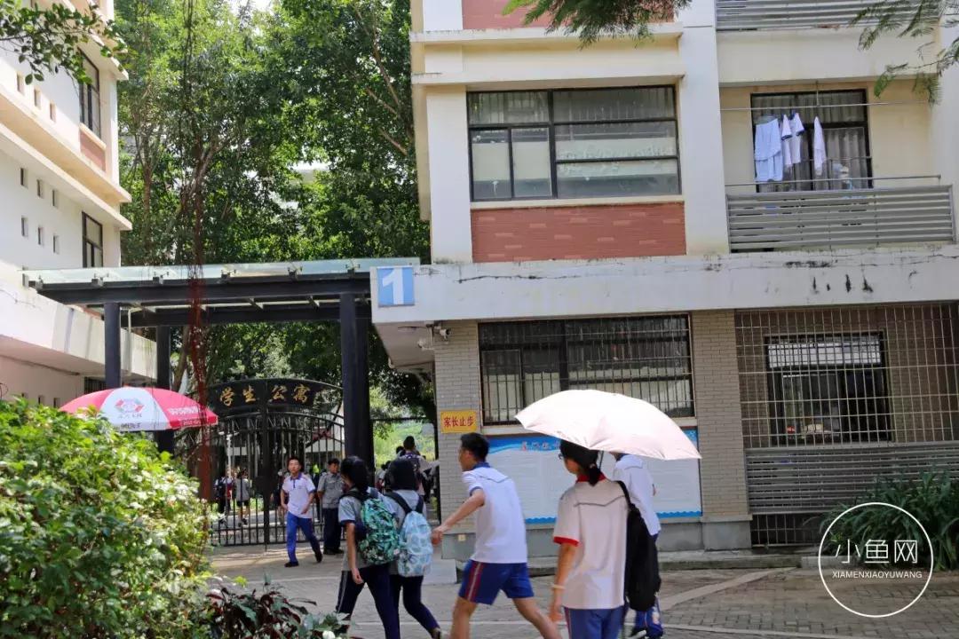 很多人挤破脑袋都想进的学校,万千学子挤破脑袋都要进大学