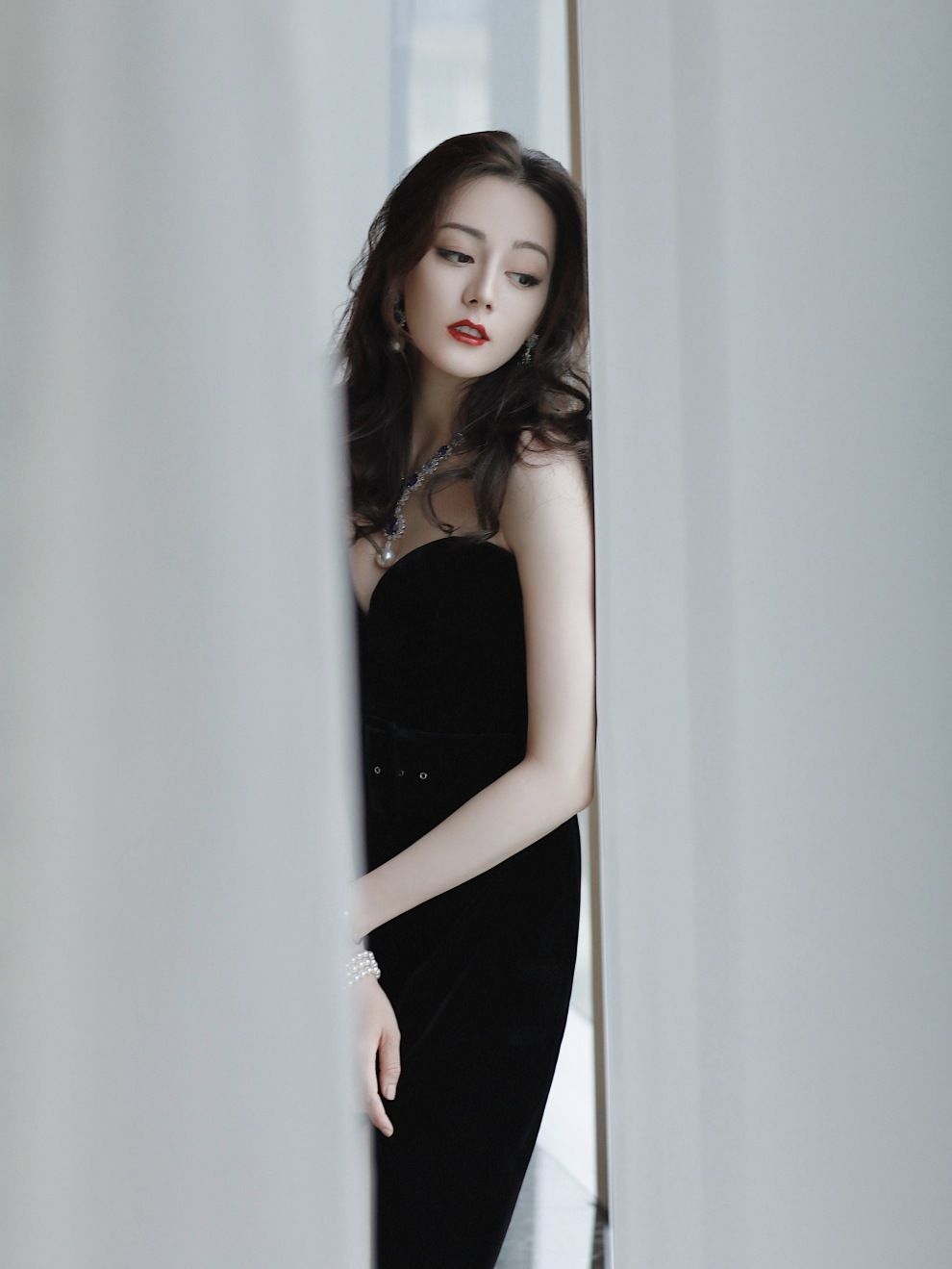 炸上热搜的她，说一句人间绝色不过分吧？