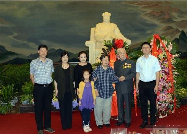 记者拍下照片，方知他是主席外孙，在亚运村当服务员拒绝组织帮助