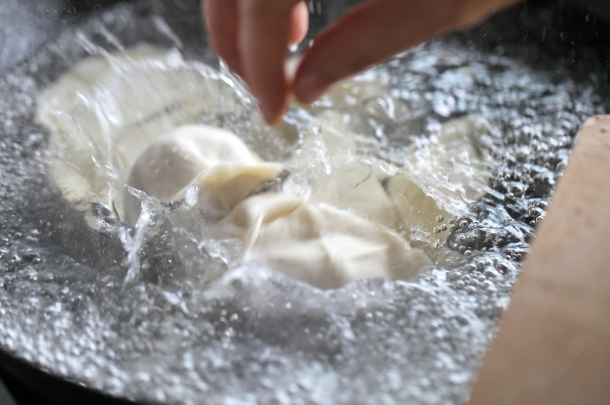 煮饺子技巧怎样知道饺子熟了,怎样煮冻饺子不破皮不粘锅