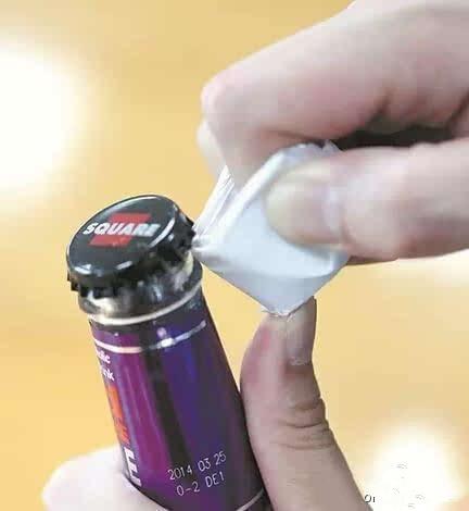 喝啤酒不用开瓶器，喝了十几年啤酒才知这个方法，女生都能轻易开