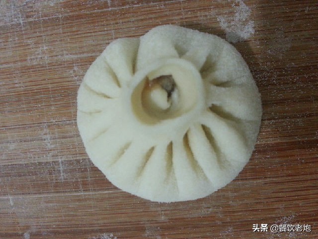 最简单包包子手法教程,教学简单包子的包法慢动作