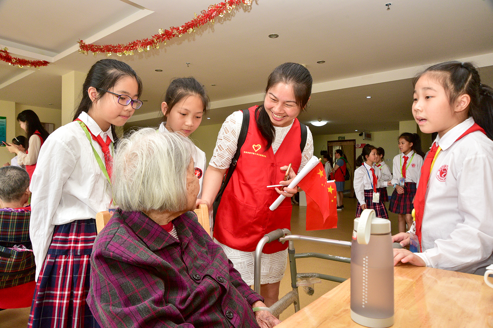 小学敬老孝贤月活动总结,尊老敬老教育活动报道