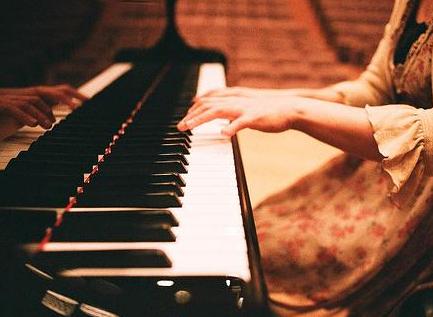初学钢琴需要哪些练习曲,初学钢琴要注意指法还是培养兴趣