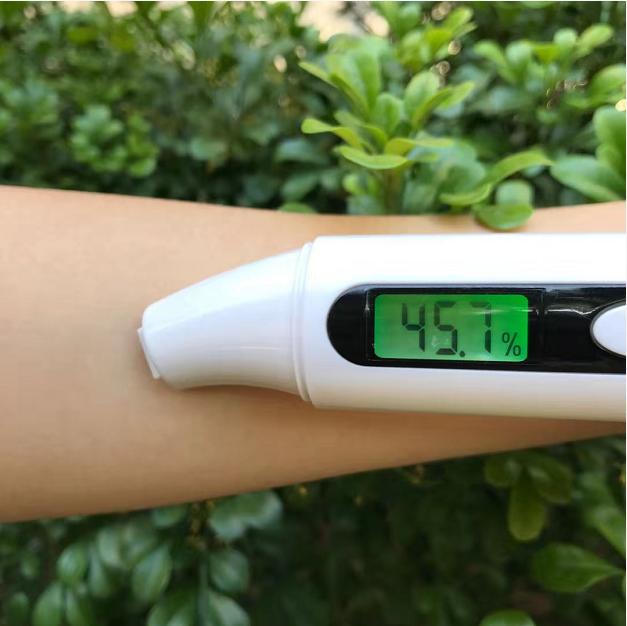 学她这样保养，50岁都不会有黑眼圈，秘密全靠这支「小黑管」