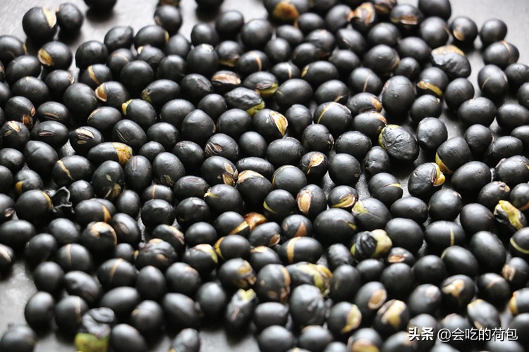 秋天要常吃黑豆，教你1个简单做法，做一次放半年，冲水喝特解馋