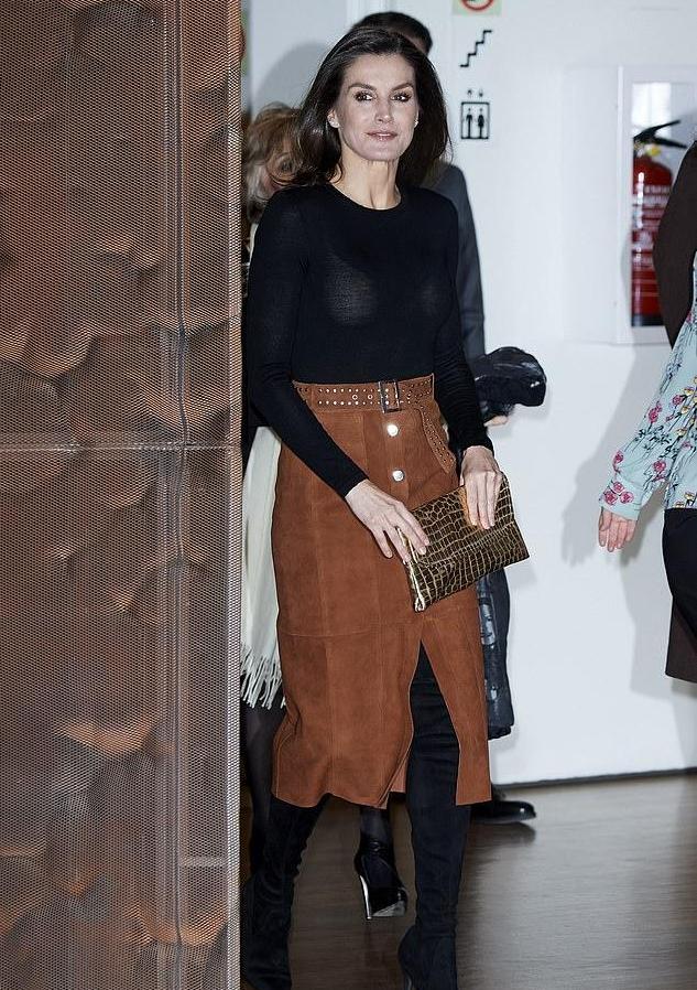 王后莱蒂齐亚穿衣搭配,莱蒂齐亚王后惊艳亮相