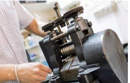 维修钳工和机修钳工是一个工种吗,维修钳工应具备哪些技能