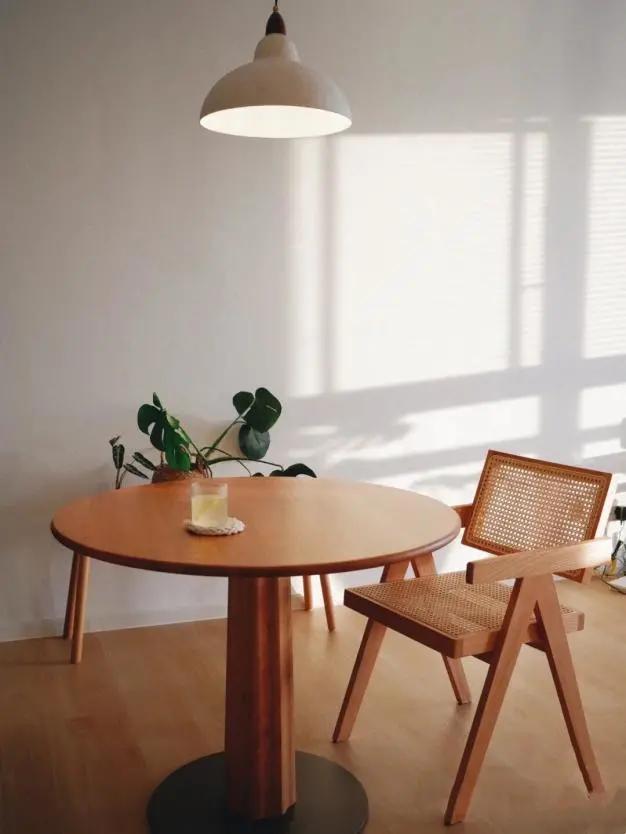 实木餐桌怎么买便宜又好用,实木餐桌的优点和缺点