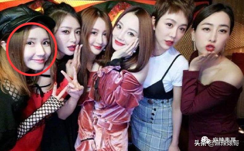 和小鲜肉牵手摸脸，又让人想到他7年前的瓜…