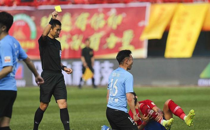 建业新援对秦升的评价,秦升铲伤建业外援