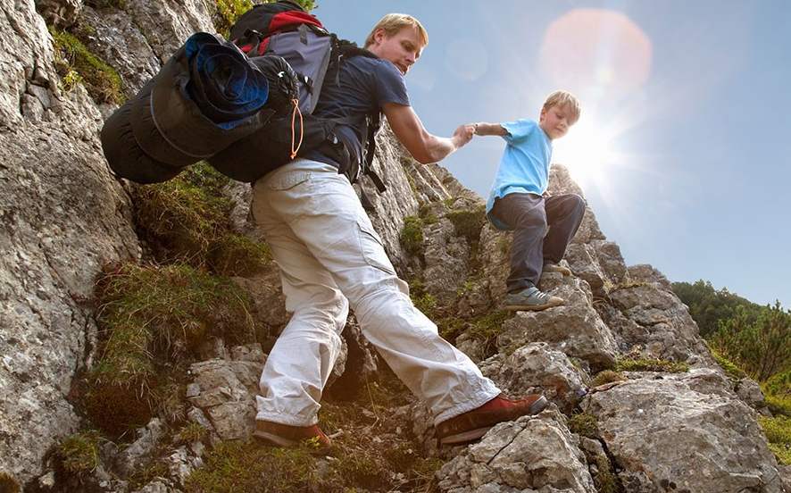 宝宝喜欢爬高的地方怎么解决,为什么宝宝总是喜欢往窗外爬