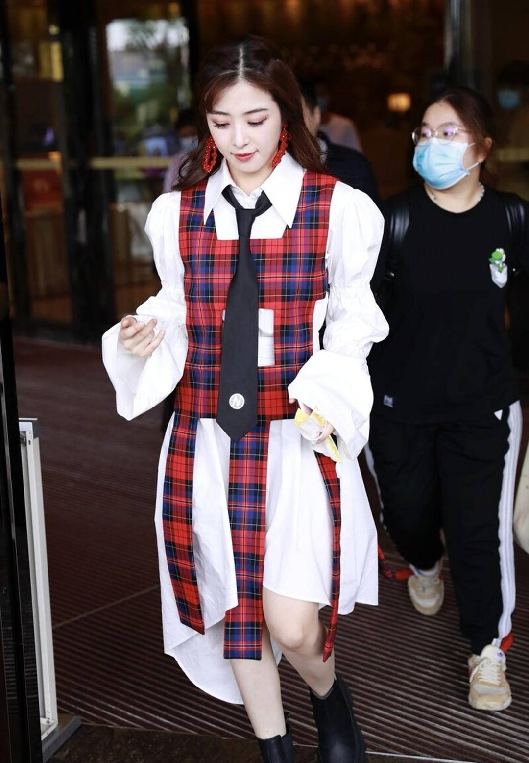 脸大肩厚怎样穿衣显瘦,脸大怎么穿显瘦