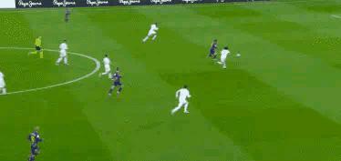 c罗进球台上小球迷,当c罗面做c罗庆祝动作