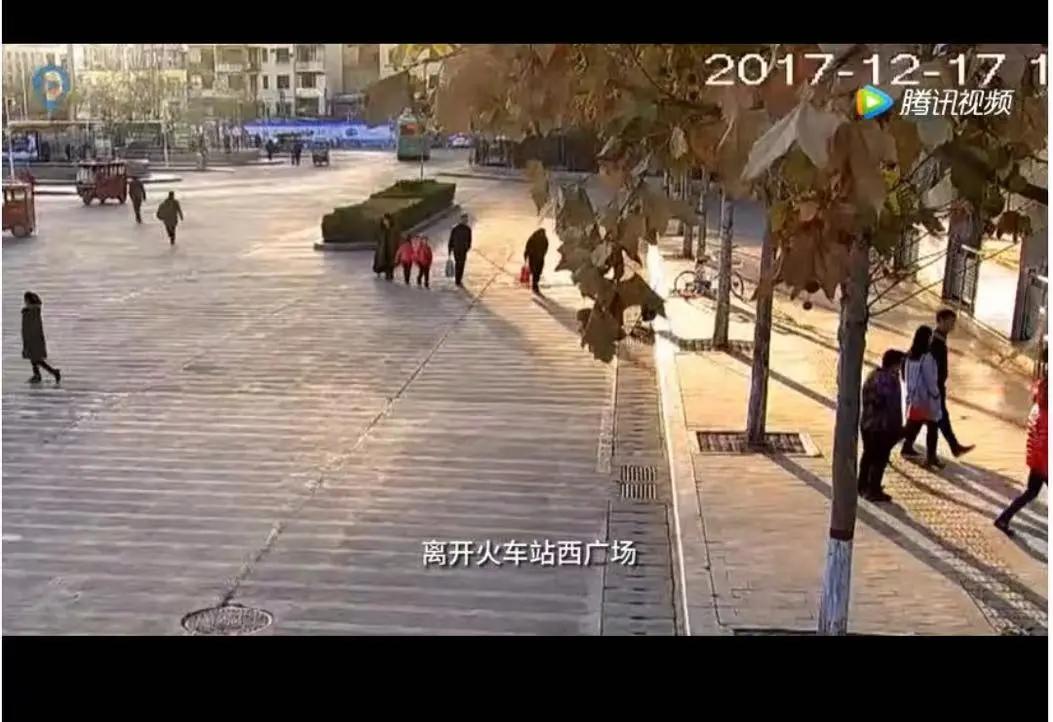 带儿子逛街被一小女孩抱住,妈妈带儿子去吃饭看见一个老人