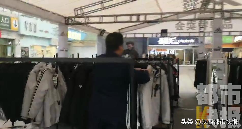 运动品牌“特卖会”再现西安街头工商执法人员现场查扣