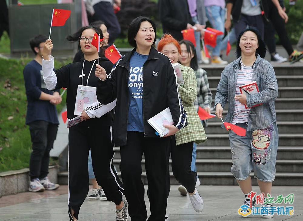 青春飞扬校园里进行爱国快闪,师生共聚一堂歌唱祖国快闪活动