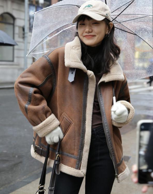 2022年流行皮毛一体外套,2020年皮毛一体格子外套搭配