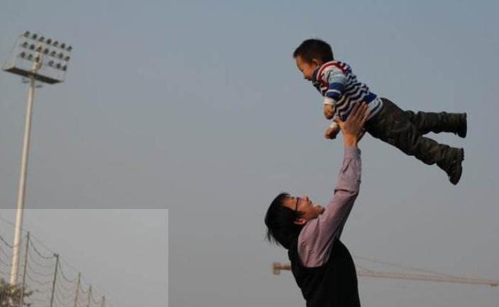 宝宝总是喜欢玩“举高高”,父母别惯着,背后有三大危害不容小觑