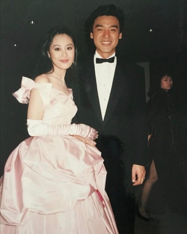 56岁章小蕙太拼了，穿黑色西装裙太紧身，一不小心勒出了小肚腩