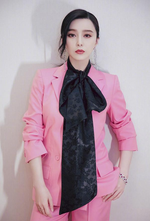 范冰冰穿高定礼服价值100万,范冰冰再现范爷气场纯红西装