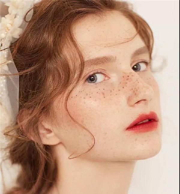 脸上有雀斑怎么化妆才能遮住,hourglass遮瑕雀斑色号怎么选