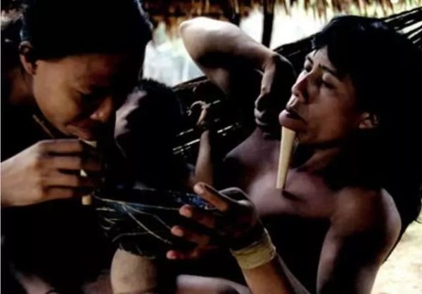 下巴上插木棍的原始部落,下巴插木棍的原始部落