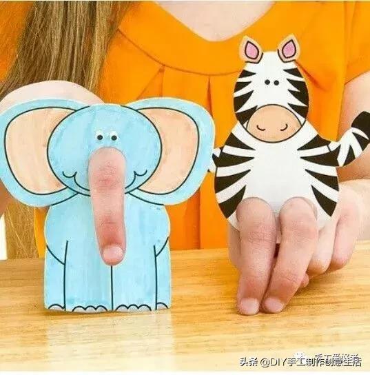 球迷爸爸靠指偶游戏带娃，手工制作的指偶乐趣多