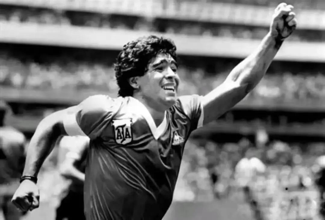 马拉多纳为足球做的贡献,我们这一代的偶像