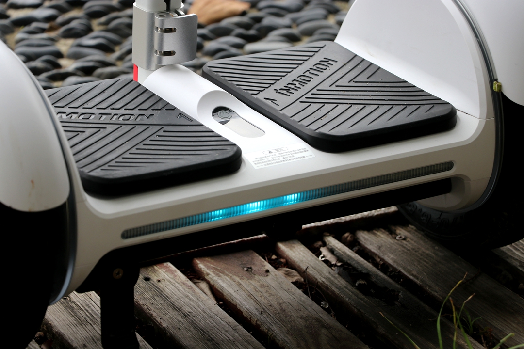 多种路面通过性强，试玩有酷炫灯效的乐行天下E3平衡车