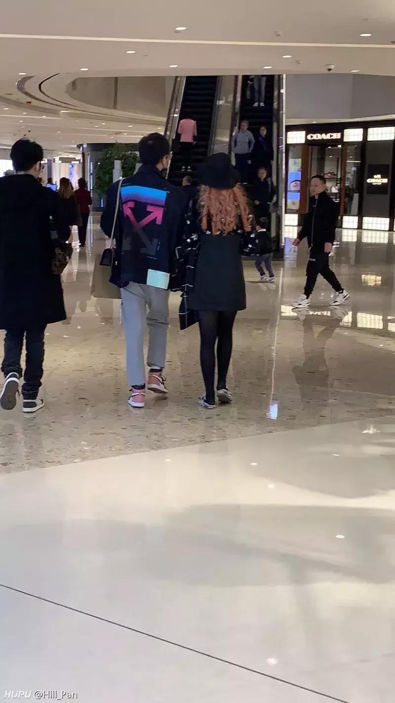 宁王与女友逛街被偶遇，脚上的新鞋引人瞩目，网友：这鞋太顶了吧