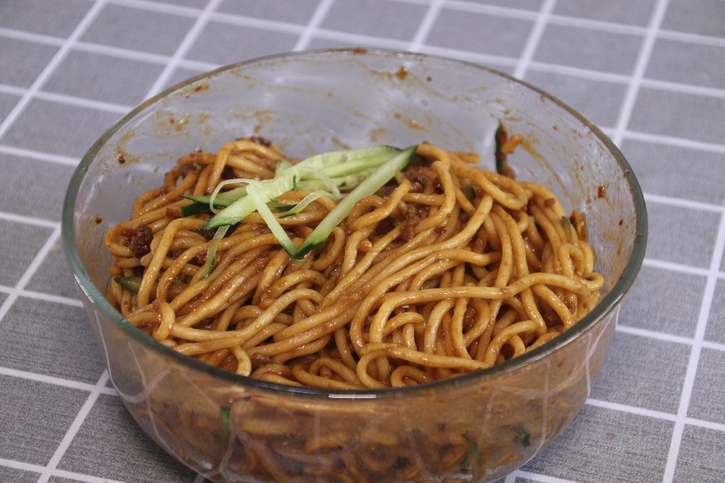 炸酱面只用甜面酱的做法,炸酱面用黄豆酱还是甜面酱好吃