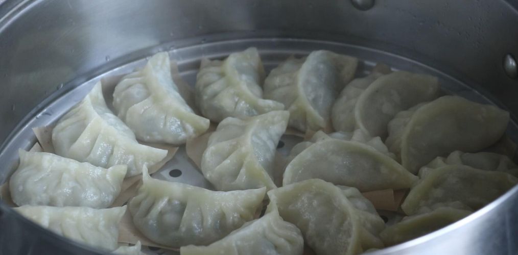 家庭版茄子馅饺子家常做法 (如何在家制作茄子馅饺子)