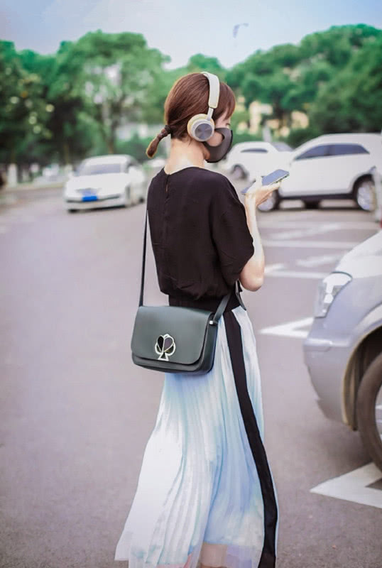 胡冰卿时尚穿搭潮酷,胡冰卿黑色吊带裙