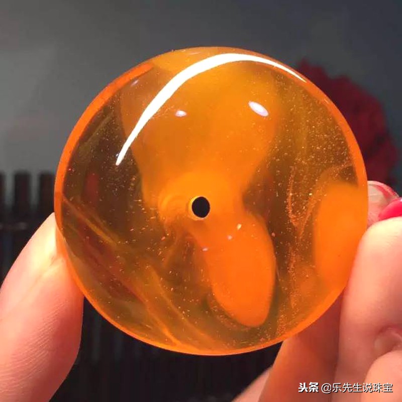 如何鉴别真假蜜蜡这方法简单有效,蜜蜡打紫光灯一定能鉴别真假吗