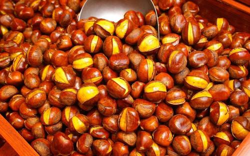 剥生板栗有小窍门一分钟剥一盘,圆板栗怎么剥壳简单方便