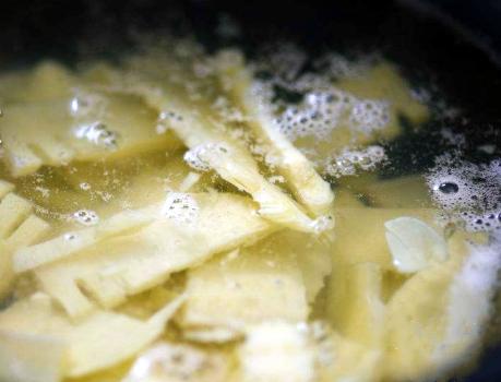 炒竹笋需要焯水吗?用冷水好还是热水?学会3点技巧,竹笋脆又嫩