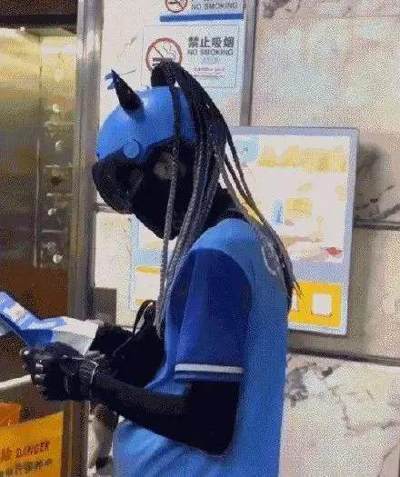 选竹蜻蜓还是袋鼠耳朵?外卖小哥的头盔大战,背后是卖萌出奇迹