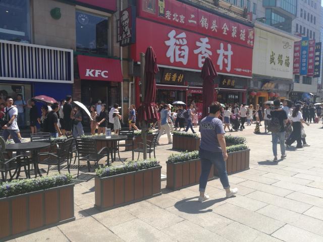 北京王府井大街露天的商铺重新开张：开开关关经历了多次反复轮回