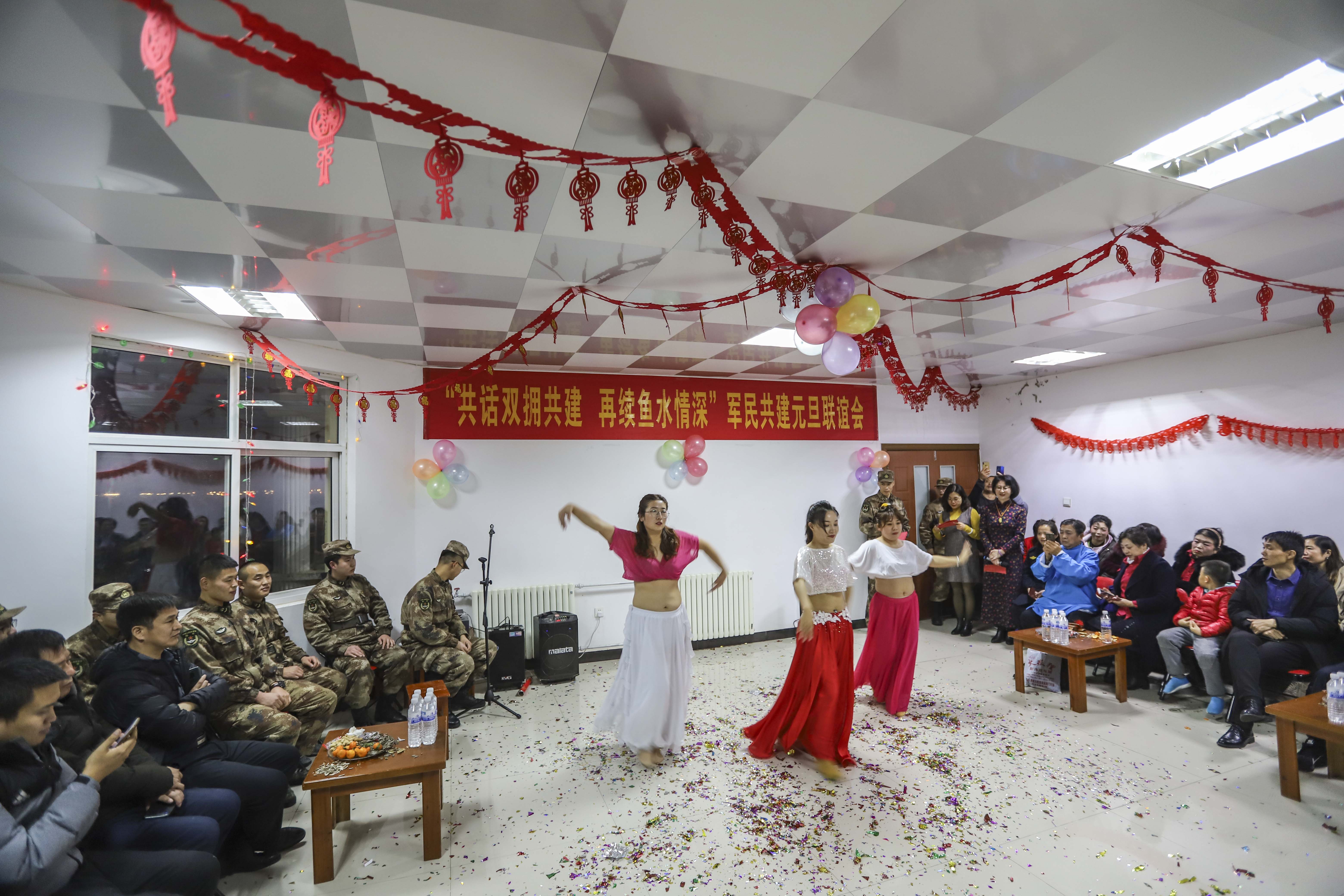 走进边防部队慰问演出,包饺子慰问部队