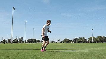 初学者足球点球技巧,五个初学者必会的足球基本技巧