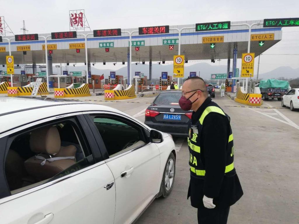 高速公路收费员工资高不高,高速公路收费员为何待遇越来越低