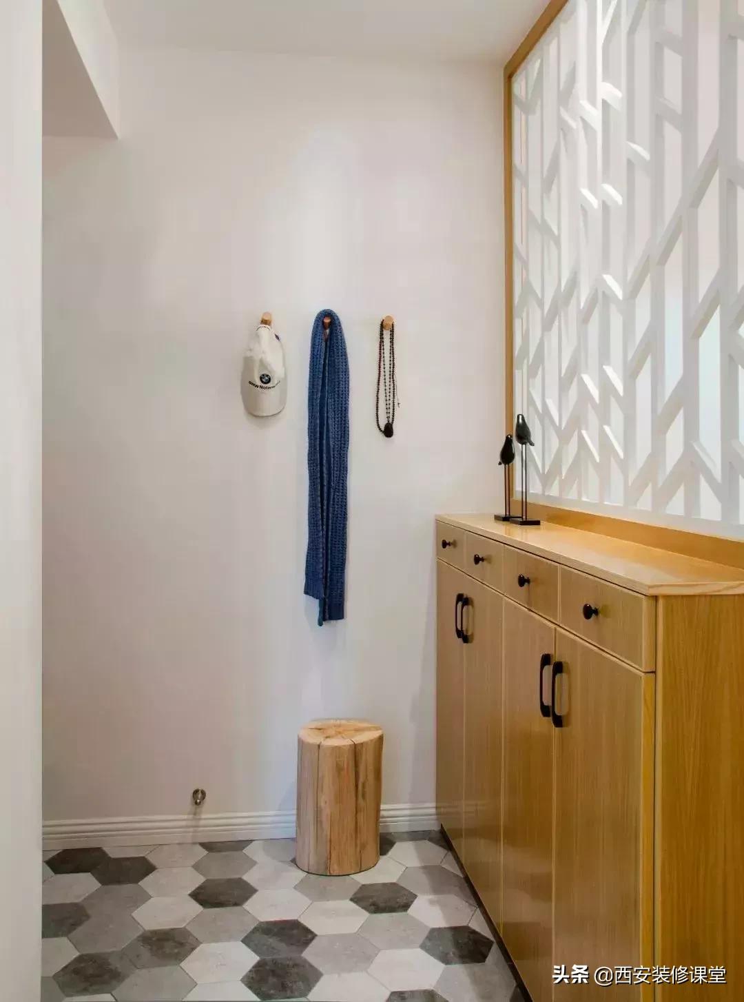 进门鞋柜设计右侧是餐厅隔断,红木鞋柜屏风隔断一体效果图