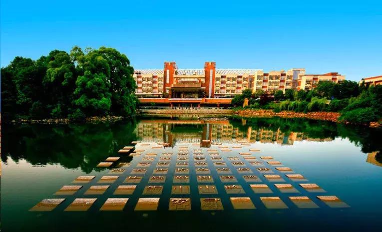 冬日暖阳泡温泉是一件很惬意的事,冬季里泡温泉绝对是一大乐事