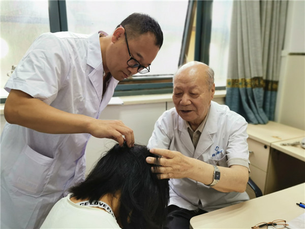 健康扶贫进村义诊,医疗专家健康扶贫公益活动