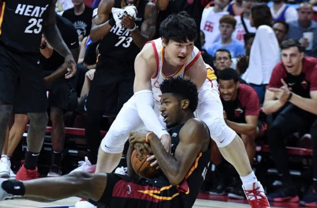 中国男篮周琦砍下32分比赛,王哲林得到31分周琦