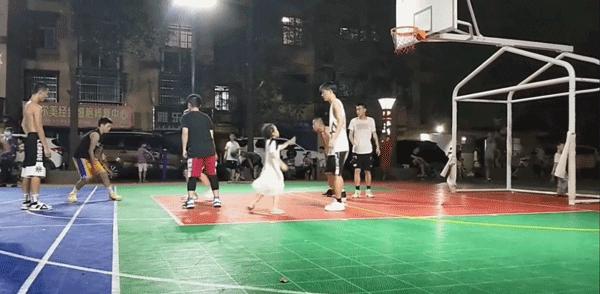 又见球场黑脚！16岁少年打球被踹！这种人不配喜欢篮球